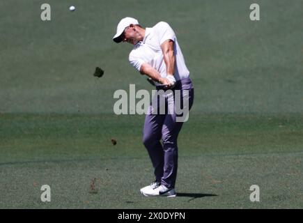 Augusta, Stati Uniti. 11 aprile 2024. Rory McIlroy dell'Irlanda del Nord colpisce il suo colpo di avvicinamento al green sulla seconda buca durante il primo round del Masters Tournament all'Augusta National Golf Club di Augusta, Georgia, giovedì 11 aprile 2024. Foto di Tannen Maury/UPI credito: UPI/Alamy Live News Foto Stock