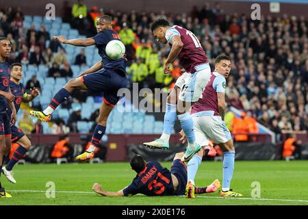 Ollie Watkins dell'Aston Villa segna il gol di apertura della partita durante i quarti di finale della UEFA Conference League, partita di andata a Villa Park, Birmingham. Data foto: Giovedì 11 aprile 2024. Foto Stock