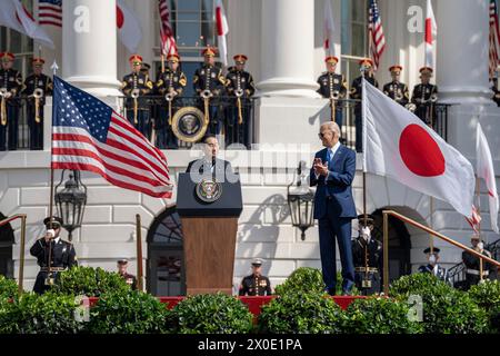 Washington, Stati Uniti d'America. 10 aprile 2024. Washington, Stati Uniti d'America. 10 aprile 2024. Il primo ministro giapponese Fumio Kishida, centro, pronuncia osservazioni come il presidente degli Stati Uniti Joe Biden, a destra, applaude durante la cerimonia di arrivo dello Stato sul South Lawn della Casa Bianca, 10 aprile 2024, a Washington, DC Credit: Erin Scott/White House Photo/Alamy Live News Foto Stock