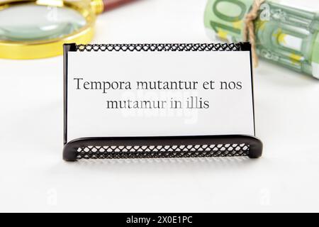 Tempora mutantur et nos mutamur in illis tradotto dal latino, significa che i tempi stanno cambiando, e noi stiamo cambiando con loro. su un biglietto da visita bianco Foto Stock