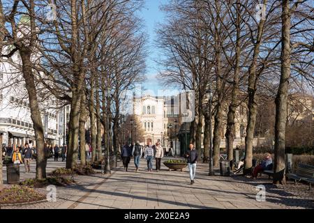 I pedoni camminano lungo il viale alberato Karl Johan Gate, in un giorno di primavera di sole Oslo, Norvegia, Scandinavia, Nord Europa Foto Stock