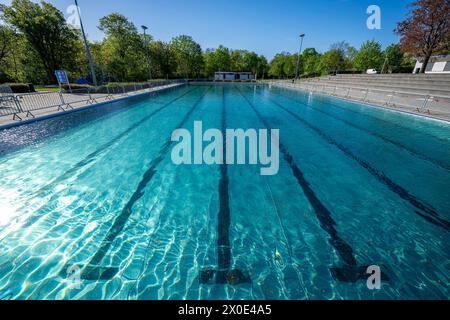 Erfurt, Germania. 11 aprile 2024. La piscina del Nordbad di Erfurt è piena durante i preparativi per la stagione. Crediti: Jacob Schröter/dpa/Alamy Live News Foto Stock