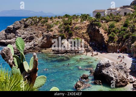 Scopello, Italia - 30 luglio 2023: Insenatura di Disa nella riserva naturale dello Zingaro sulla riva del Golfo di Castellammare sull'Isola di Sicilia Foto Stock