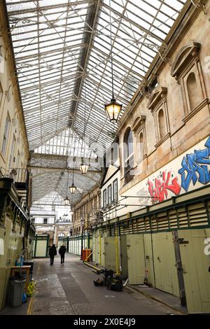 Bristol, Inghilterra - 30 marzo 2024: Bancarelle chiuse di St Nicholas Market nella città vecchia di Bristol Foto Stock