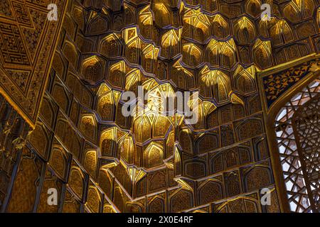 Nicchia con decorazioni muqarnas diverse. Il mausoleo di Gur-e-Amir fu eretto su iniziativa e a spese di Timur nel 1404 Foto Stock