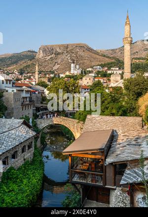 Mostar, Bosnia ed Erzegovina, 12 agosto 2023. Fiume che scorre attraverso l'affascinante città vecchia di Mostar Foto Stock