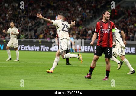 Milano, Italia. 11 aprile 2024. Gianluca Mancini dell'AS Roma festeggia dopo aver segnato un gol durante la partita di andata dei quarti di finale di UEFA Europa League tra l'AC Milan e la Roma allo Stadio Giuseppe Meazza l'11 aprile 2024 a Milano. Crediti: Marco Canoniero/Alamy Live News Foto Stock