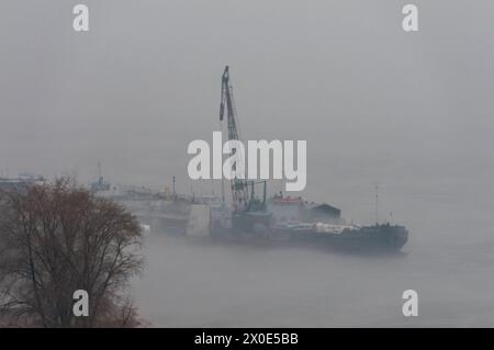 Natura mattina nebbia al porto fluviale sul fiume Volga Samara regione di Samara Russia Copyright: XSvetlanaxVozmilovax Vozmilova4759 Foto Stock
