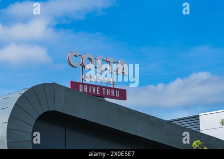 Wolverhampton, Regno Unito – 11 aprile 2024: Segnaletica esterna di un caffè Costa Drive Thru Foto Stock