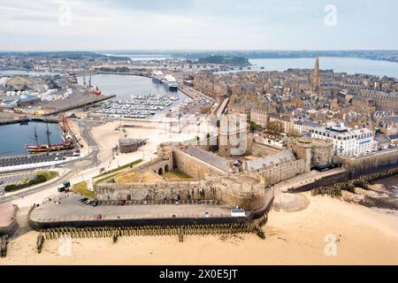 Saint-Malo, Francia - 3 giugno 2020: Veduta aerea della città vecchia di Saint-Malo circondata da bastioni con il Castello della Duchessa Anna, il QuiC-en-G. Foto Stock