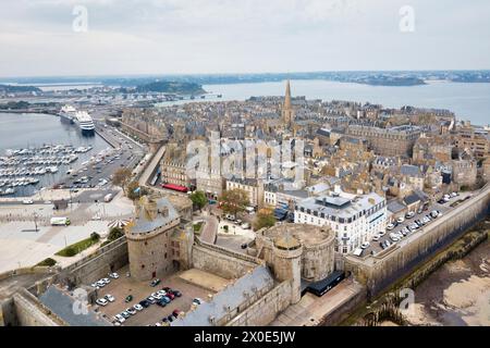 Saint-Malo, Francia - 3 giugno 2020: Veduta aerea della città vecchia di Saint-Malo circondata da bastioni con il Castello della Duchessa Anna, il QuiC-en-G. Foto Stock