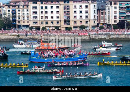 Gabarra con la squadra di calcio Athletic Club de Bilbao Foto Stock