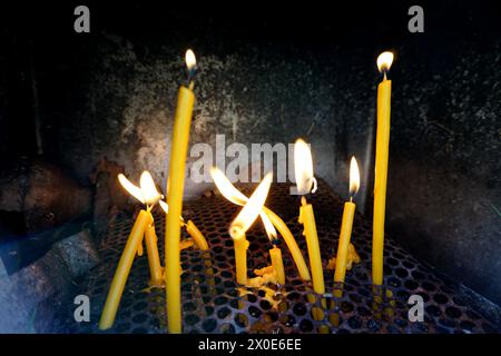 Candele accese sul cimitero serbo con le fiamme, illuminate con la preghiera per i defunti, fuoco selettivo con profondità di campo bassa Foto Stock