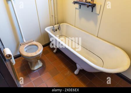 Bagno inglese della metà del XX secolo con vasca e WC Foto Stock