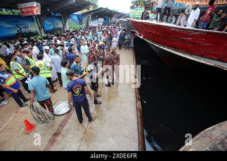 Almeno 5 morti nell'incidente navale Sadarghat a Dacca, i vigili del fuoco, i funzionari di sicurezza e la popolazione locale si riuniscono in seguito a un incidente navale presso il terminal delle navi Sadarghat a Dacca, Bangladesh, 11 aprile 2024. Secondo la polizia fluviale, almeno cinque persone sono state uccise dopo che una corda di una nave è stata strappata durante un tentativo di parcheggio da parte di un'altra nave al terminal delle navi Sadarghat a Dacca. Dhaka Distretto di Dhaka Bangladesh Copyright: XHabiburxRahmanx Foto Stock