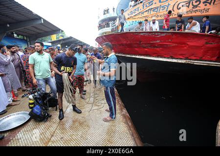 Almeno 5 morti nell'incidente navale Sadarghat a Dacca, i vigili del fuoco, i funzionari di sicurezza e la popolazione locale si riuniscono in seguito a un incidente navale presso il terminal delle navi Sadarghat a Dacca, Bangladesh, 11 aprile 2024. Secondo la polizia fluviale, almeno cinque persone sono state uccise dopo che una corda di una nave è stata strappata durante un tentativo di parcheggio da parte di un'altra nave al terminal delle navi Sadarghat a Dacca. Dhaka Distretto di Dhaka Bangladesh Copyright: XHabiburxRahmanx Foto Stock