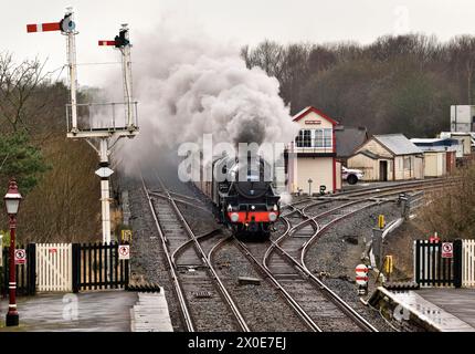 Una locomotiva a vapore Black Five trasporta lo speciale Cumbrian Mountain Express attraverso la stazione di Appleby sulla linea ferroviaria Settle-Carlisle Foto Stock