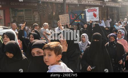 Sanliurfa, Turchia - 14 ottobre 2022: Religiosi musulmani in marcia alla manifestazione anti-LGBT. Centinaia di persone hanno partecipato con cartelli che leggono pro Foto Stock