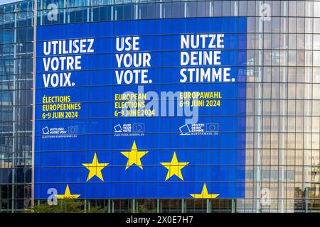 Europawahl 2024 AM EU-Parlament in Straßburg prangt ein Aufruf zur Wahlbeteiligung bei den bevorstehenden Europawahlen Anfang Juni, mit den Botschaften NUTZE DEINE STIMME auf Deutsch, USE YOUR VOTE auf Englisch und UTILIZEZ VOTRE VOIX auf Französisch. DAS riesige Plakat zielt darauf ab, alle Europäer dazu aufzufordern, im Juni ihre Stimme abzugeben, sei es per Briefwahl oder im Wahllokal. Vom 22. bis zum 25. Aprile wird im EU-Parlament in Straßburg die letzte Plenarsitzung vor der Europawahl stattfinden, bei der die EU-Abgeordneten zusammenkommen. Straßburg Contades Nord Bas-Rhin Frankreich *** Foto Stock