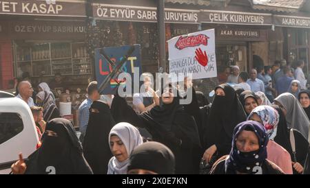 Sanliurfa, Turchia - 14 ottobre 2022: Religiosi musulmani in marcia alla manifestazione anti-LGBT. Centinaia di persone hanno partecipato con cartelli che leggono pro Foto Stock