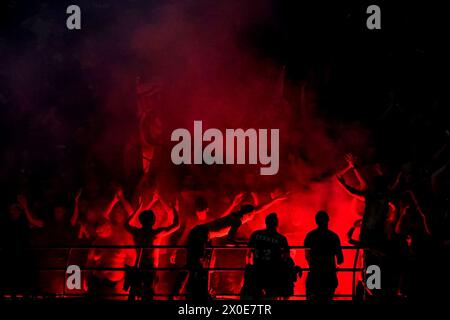Milano, Italia. 11 aprile 2024. Tifosi dell'AC Milan durante la partita di calcio Europa League tra l'AC Milan e l'AS Roma allo Stadio San Siro di Milano, Italia - giovedì 11 aprile 2024. Sport - calcio . (Foto di Spada/LaPresse) credito: LaPresse/Alamy Live News Foto Stock