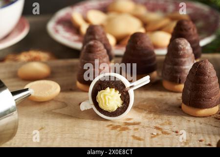 Fillling di alveari o nidi di vespa, tradizionali biscotti di Natale cechi, con crema di eggnog Foto Stock