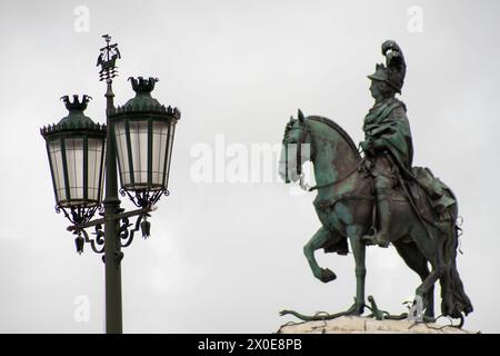 Statua equestre del cavaliere D. Jose al terreiro do paco di Lisbona, vista dalla parte anteriore perfettamente incorniciata simmetricamente tra le due statue Foto Stock