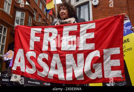 Londra, Regno Unito. 11 aprile 2024. I sostenitori di Julian Assange si riuniscono fuori dall'Ambasciata dell'Ecuador a Knightsbridge nel quinto anniversario della sua incarcerazione nella prigione di Belmarsh. Il fondatore di WikiLeaks in precedenza trascorse quasi sette anni in esilio presso l'ambasciata fino a quando il suo asilo non fu ritirato. Crediti: Vuk Valcic/Alamy Live News Foto Stock