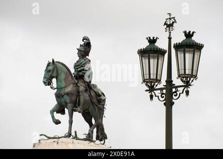 Statua equestre del cavaliere D. Jose al terreiro do paco di Lisbona, vista dalla parte anteriore perfettamente incorniciata simmetricamente tra le due statue Foto Stock