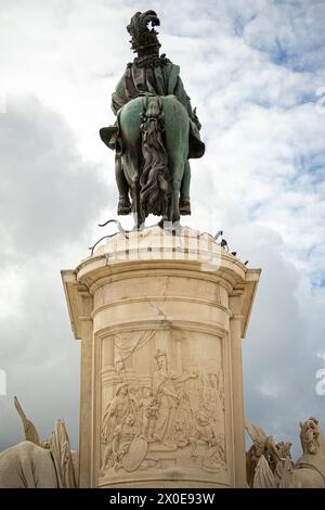 Statua equestre del cavaliere D. Jose al terreiro do paco di Lisbona, vista dalla parte anteriore perfettamente incorniciata simmetricamente tra le due statue Foto Stock