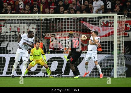 Victor Boniface del Bayer Leverkusen segna il suo secondo gol durante i quarti di finale di UEFA Europa League, partita di andata alla BayArena di Leverkusen, in Germania. Data foto: Giovedì 11 aprile 2024. Foto Stock