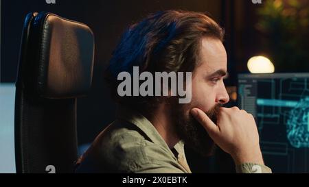 Informatico che aggiorna l'algoritmo di apprendimento automatico dell'intelligenza artificiale, scrivendo script di codice binario. Lo specialista IT negli uffici di appartamenti utilizza la programmazione per aggiornare l'intelligenza artificiale e la fotocamera in primo piano Foto Stock