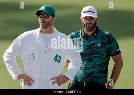 Augusta, Stati Uniti. 11 aprile 2024. Dustin Johnson sta con suo fratello e caddie Austin Johnson sul secondo green durante il primo round del Masters Tournament all'Augusta National Golf Club di Augusta, Georgia, giovedì 11 aprile 2024. Foto di Tannen Maury/UPI credito: UPI/Alamy Live News Foto Stock