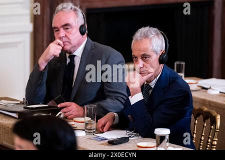 Rahm Emanuel, ambasciatore americano in Giappone, a destra, durante un incontro trilaterale con il presidente degli Stati Uniti Joe Biden, non nella foto, Ferdinand Marcos Jr., presidente delle Filippine, non nella foto, e Fumio Kishida, primo ministro del Giappone, non nella foto, nella sala Est della Casa Bianca a Washington, DC, USA, giovedì 11 aprile, 2024. il presidente DEGLI STATI UNITI Joe Biden è pronto a svelare pattuglie militari congiunte e addestramento con le Filippine e il Giappone mentre gli alleati cercano di contrastare una Cina sempre più assertiva nel Mar Cinese meridionale. Foto di al Drago/UPI Foto Stock