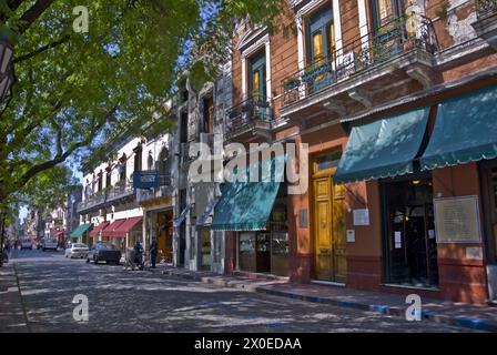 Defensa Street in Plaza Dorrego a San Telmo - Buenos Aires, Argentina Foto Stock