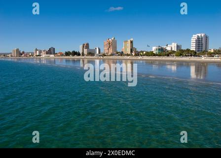 Puerto Madryn, il secondo porto di pescatori più grande dell'Argentina, sul Golfo Nuevo, è un weekend di vacanza in spiaggia per gli abitanti di Buenos Aires, Argentina Foto Stock