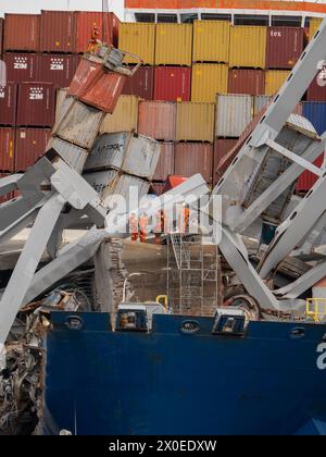 Key Bridge Response 2024 le operazioni di salvataggio dell'Unified Command continuano sul M/V Dali a Baltimora, 11 aprile 2024. La rimozione di detriti e rottami è in corso a sostegno di una priorità assoluta per aprire in modo sicuro ed efficiente il canale di Fort McHenry. (Foto U.S. Army Corps of Engineers di Charles Delano) Foto Stock
