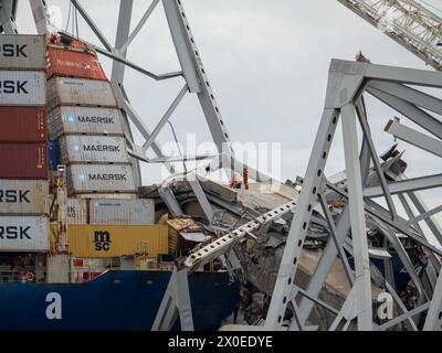 Key Bridge Response 2024 le operazioni di salvataggio dell'Unified Command continuano sul M/V Dali a Baltimora, 11 aprile 2024. La rimozione di detriti e rottami è in corso a sostegno di una priorità assoluta per aprire in modo sicuro ed efficiente il canale di Fort McHenry. (Foto U.S. Army Corps of Engineers di Charles Delano) Foto Stock