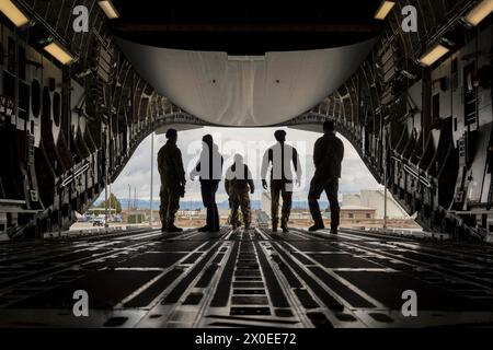 28 marzo 2024 - Mountain Home Air Force base, Idaho, USA - gli aviatori della U.S. Air Force assegnati al 366th Logistics Readiness Squadron si preparano a caricare l'equipaggiamento su un C-17 Globemaster III alla Mountain Home Air Force base, Idaho, 28 marzo 2024. Il 62nd Airlift Wing stava trasportando avieri ed equipaggiamenti dal 388th Fighter Wing durante un'esercitazione di lavoro agile. (Foto di Keagan Lee) (immagine di credito: © U.S. Air Force/ZUMA Press Wire) SOLO PER USO EDITORIALE! Non per USO commerciale! Foto Stock