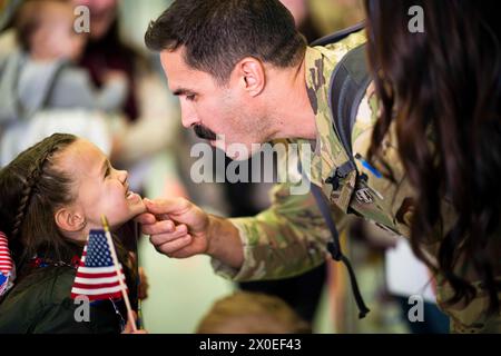 Cheyenne, Wyoming, Stati Uniti. 4 marzo 2024. Il maggiore Christopher Valine, un pilota del 153rd Airlift Wing, Wyoming Air National Guard, ispeziona i denti mancanti di sua figlia dopo un dispiegamento di tre mesi presso lo U.S. Africa Command il 5 marzo 2024, a Cheyenne, Wyoo. La missione principale del C-130 Hercules è il trasporto tattico di truppe e merci, che è ciò di cui gli aviatori erano responsabili durante il loro dispiegamento. (Foto di Jon Alderman) (immagine di credito: © U.S. National Guard/ZUMA Press Wire) SOLO PER USO EDITORIALE! Non per USO commerciale! Foto Stock