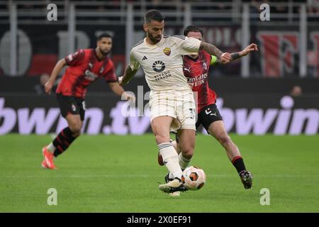 Stadio San Siro, Milano, Italia. 11 aprile 2024. Europa League, quarti di finale 1° tappa; Milano contro Roma; Leonardo Spinazzola dell'AS Roma tiene fuori Davide Calabria dell'AC Milan crediti: Action Plus Sports/Alamy Live News Foto Stock