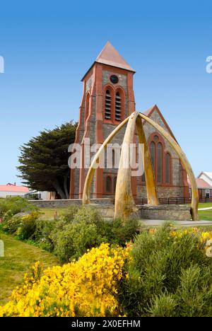 La cattedrale di Christ Church, costruita nel 1892, è la cattedrale anglicana più meridionale del mondo: L'Arco delle balene accanto alla cattedrale, Stanley, Isole Falkland Foto Stock