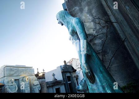 La tomba di Liliana Crociati mostrata con il suo cane è morta durante la sua luna di miele - una delle più grandi necropoli del mondo, il cimitero di Recoleta, Buenos Aires, Argentina Foto Stock