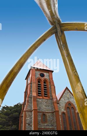 La cattedrale di Christ Church, costruita nel 1892, è la cattedrale anglicana più meridionale del mondo: L'Arco delle balene accanto alla cattedrale costruita nel 1933 dalla mascella Foto Stock