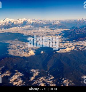 Cime innevate di montagne nell'Himalaya e ai piedi delle colline vicino al confine tra Bhutan e Nepal su un volo tra Kathmandu e Paro Foto Stock