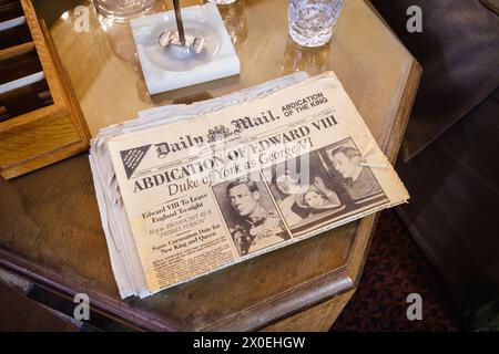 1936 Abdication Crisis Daily mail in prima pagina a Nuffield Place, casa del magnate dell'automobile Lord Nuffield, Nuffield, South Oxfordshire Foto Stock