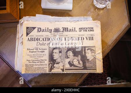 1936 Abdication Crisis Daily mail in prima pagina a Nuffield Place, casa del magnate dell'automobile Lord Nuffield, Nuffield, South Oxfordshire Foto Stock