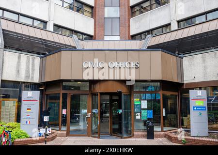 Uffici civici del Consiglio di Woking Borough, Gloucester Square, Woking. Una comunicazione di cui alla sezione 114 è stata pubblicata con il Consiglio che non è in grado di finanziare il suo bilancio Foto Stock