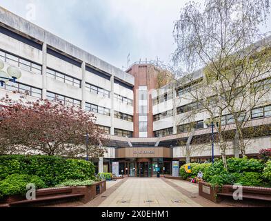 Uffici civici del Consiglio di Woking Borough, Gloucester Square, Woking. Una comunicazione di cui alla sezione 114 è stata pubblicata con il Consiglio che non è in grado di finanziare il suo bilancio Foto Stock