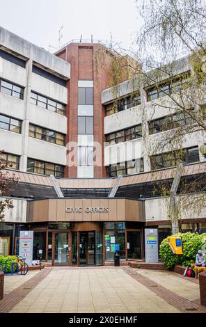 Uffici civici del Consiglio di Woking Borough, Gloucester Square, Woking. Una comunicazione di cui alla sezione 114 è stata pubblicata con il Consiglio che non è in grado di finanziare il suo bilancio Foto Stock